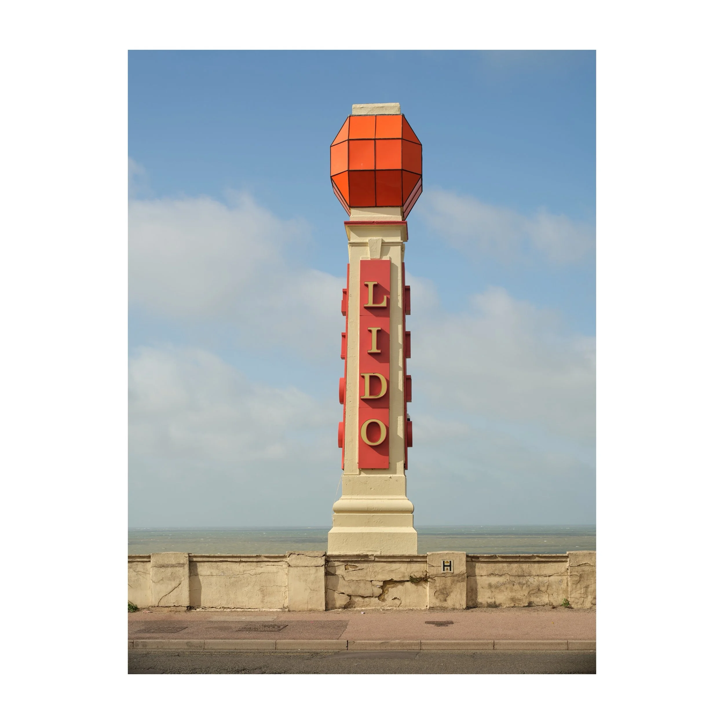 194/365
Carrying on from yesterdays Deal shelter, there is much more known about this one. The Lido was built by John Henry Iles from 1926 and before that the site was Clifton Baths constructed around 1924-28. This must be one of the most photographe