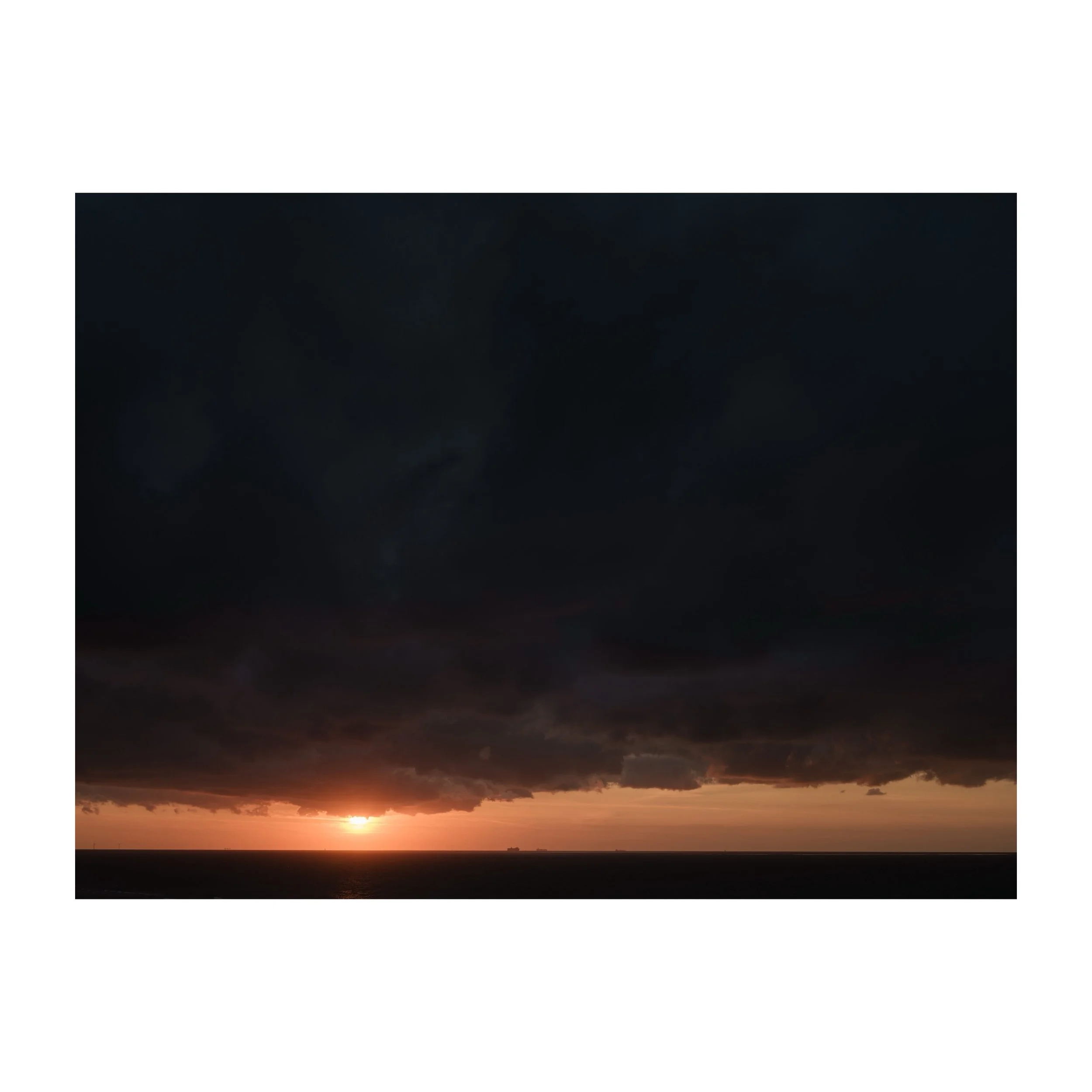 Heavy clouds.
.
.
.
.
.
#sunset #clouds #sun #starlight #horizon
