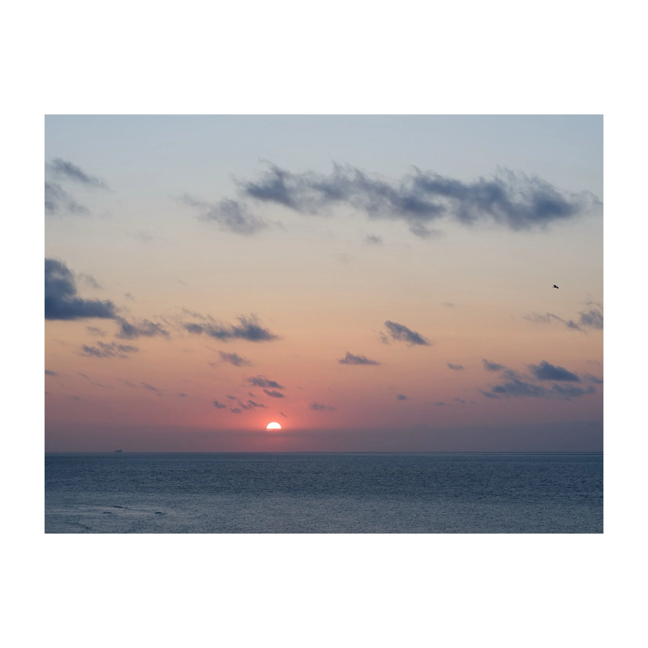 Pastel evening over Margate.
.
.
.
.
.
#pastelsunset #sunset #sun #smallclouds #gfx100sii