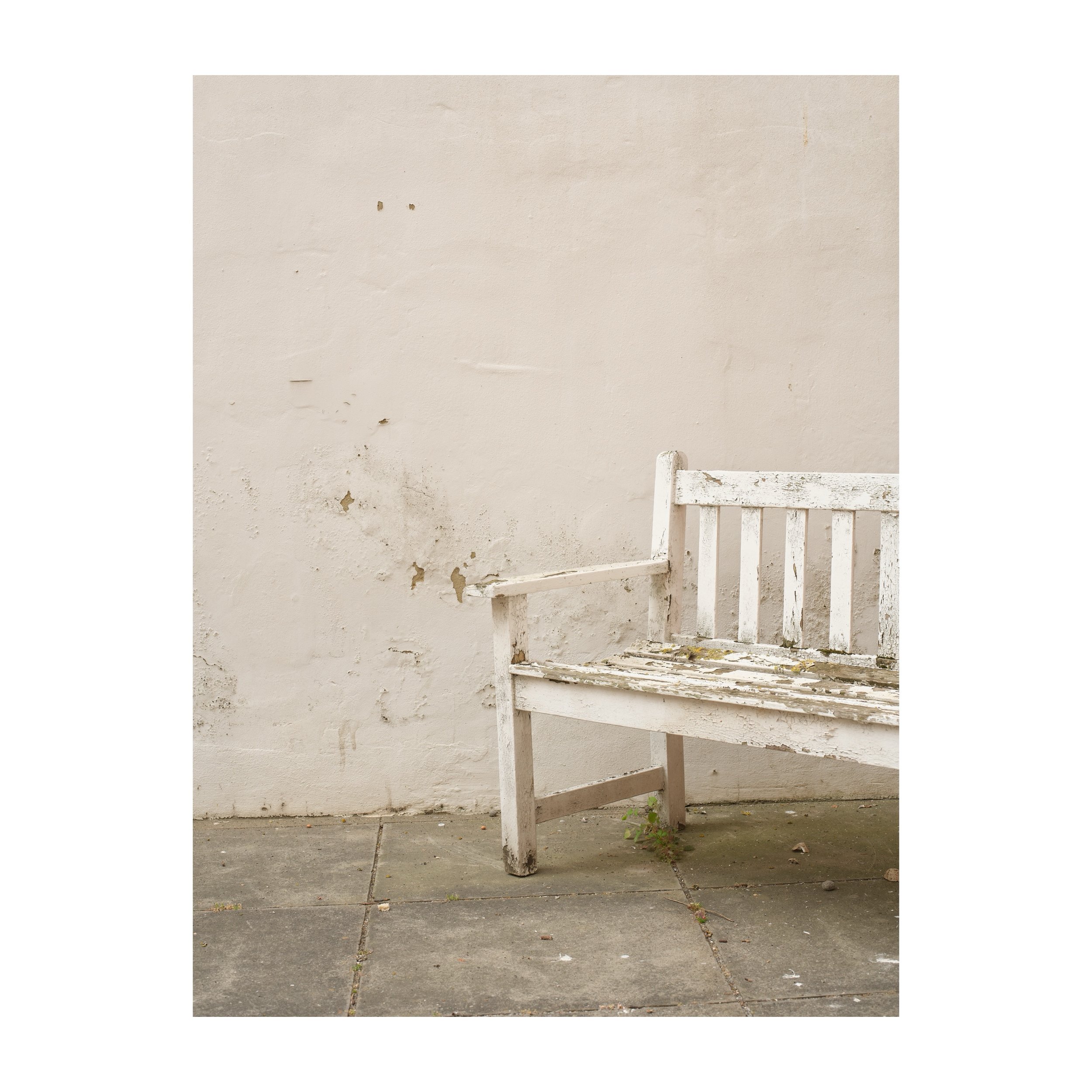 White bench against a white wall with red brick bounced sunlight.
.
.
.
.
.
#naturallight #bench #exteriorinteriors #painterly #gfx100sii