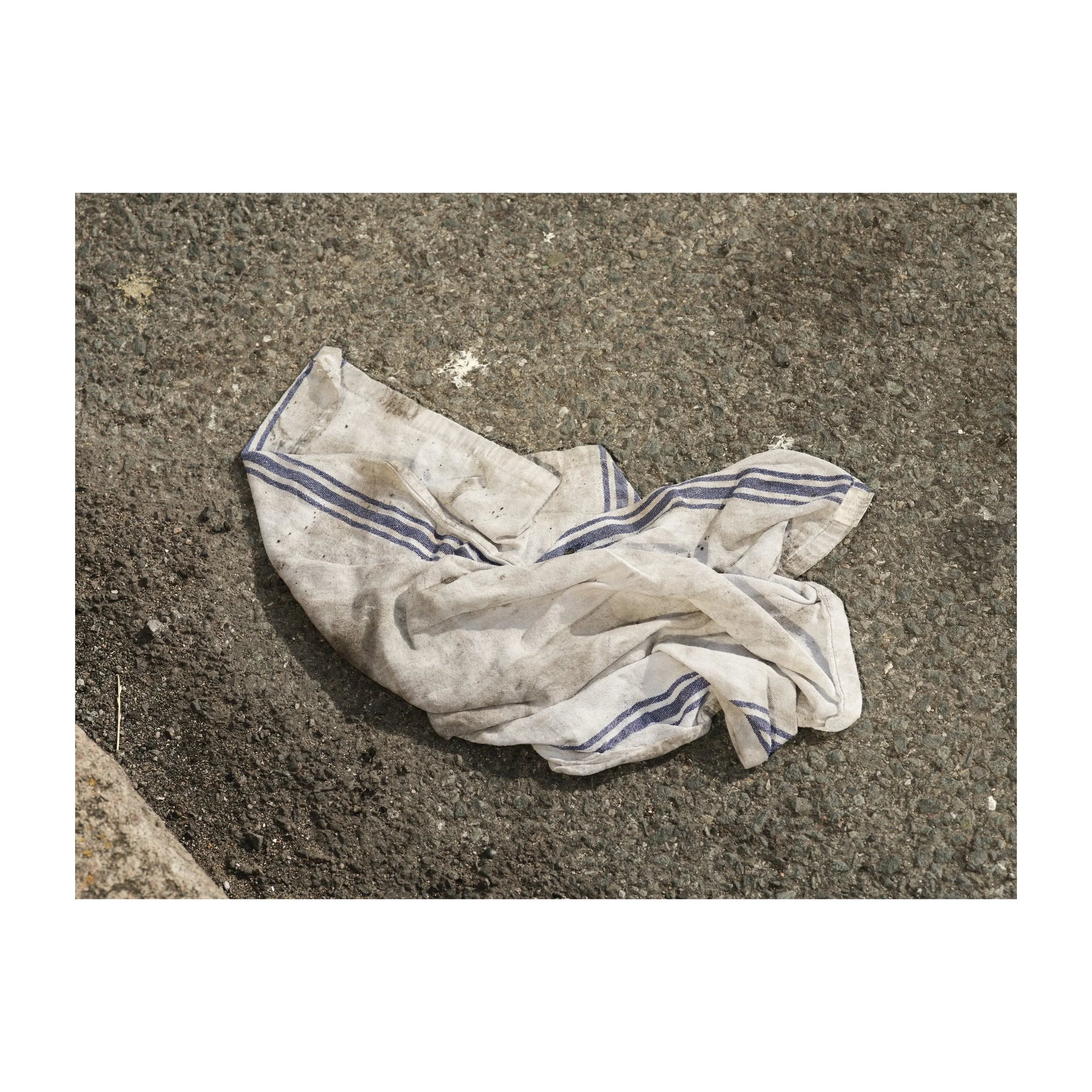 Discarded tea towel, forensic photograph.
.
.
.
.
.
#teatowel #graphic #flashphotography #streetphotography #mundanesubject