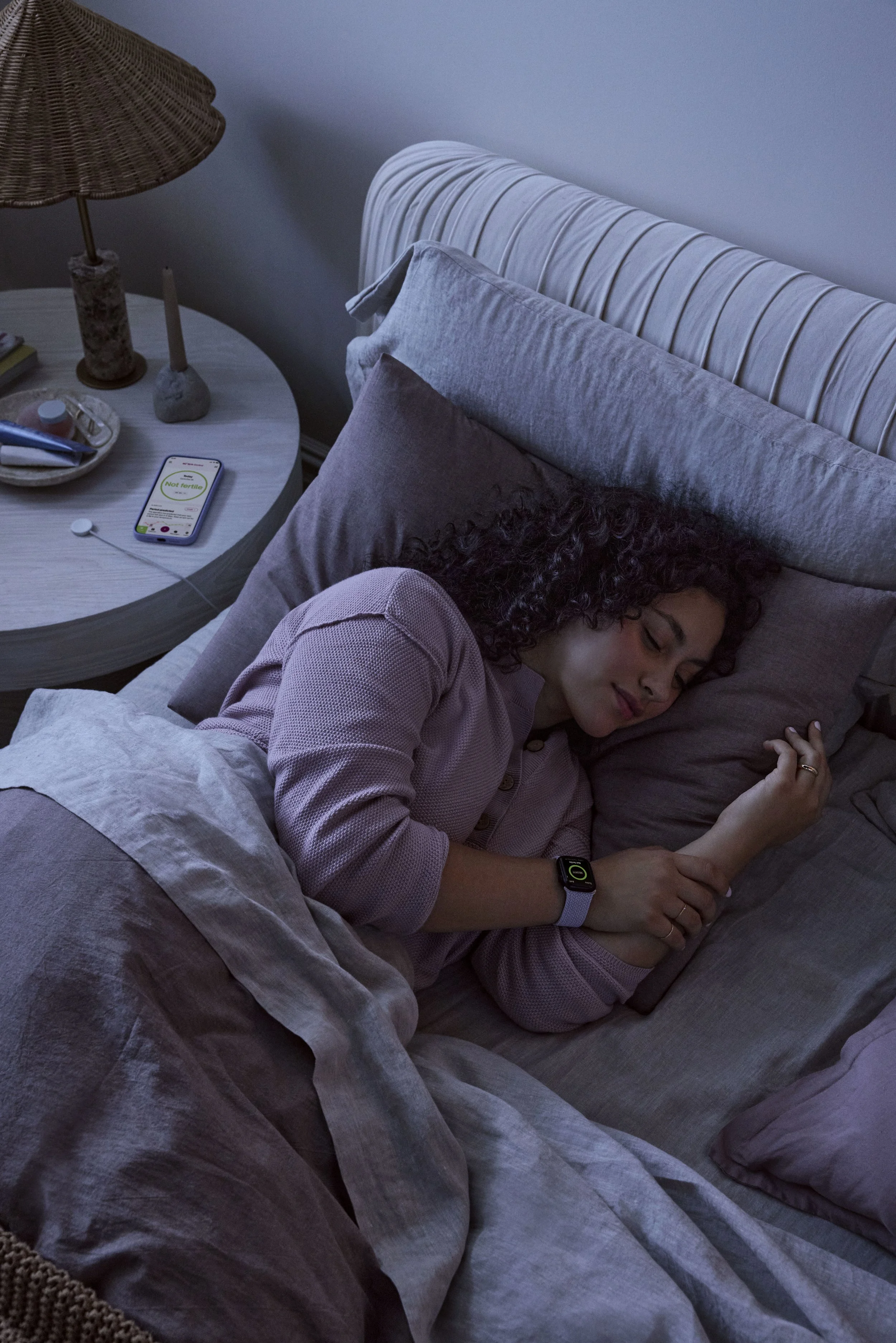 TaraDonne_NaturalCycles_240709_NCApp_Cearah_Bed_Night_Phone_AppleWatch_2663_F.jpg