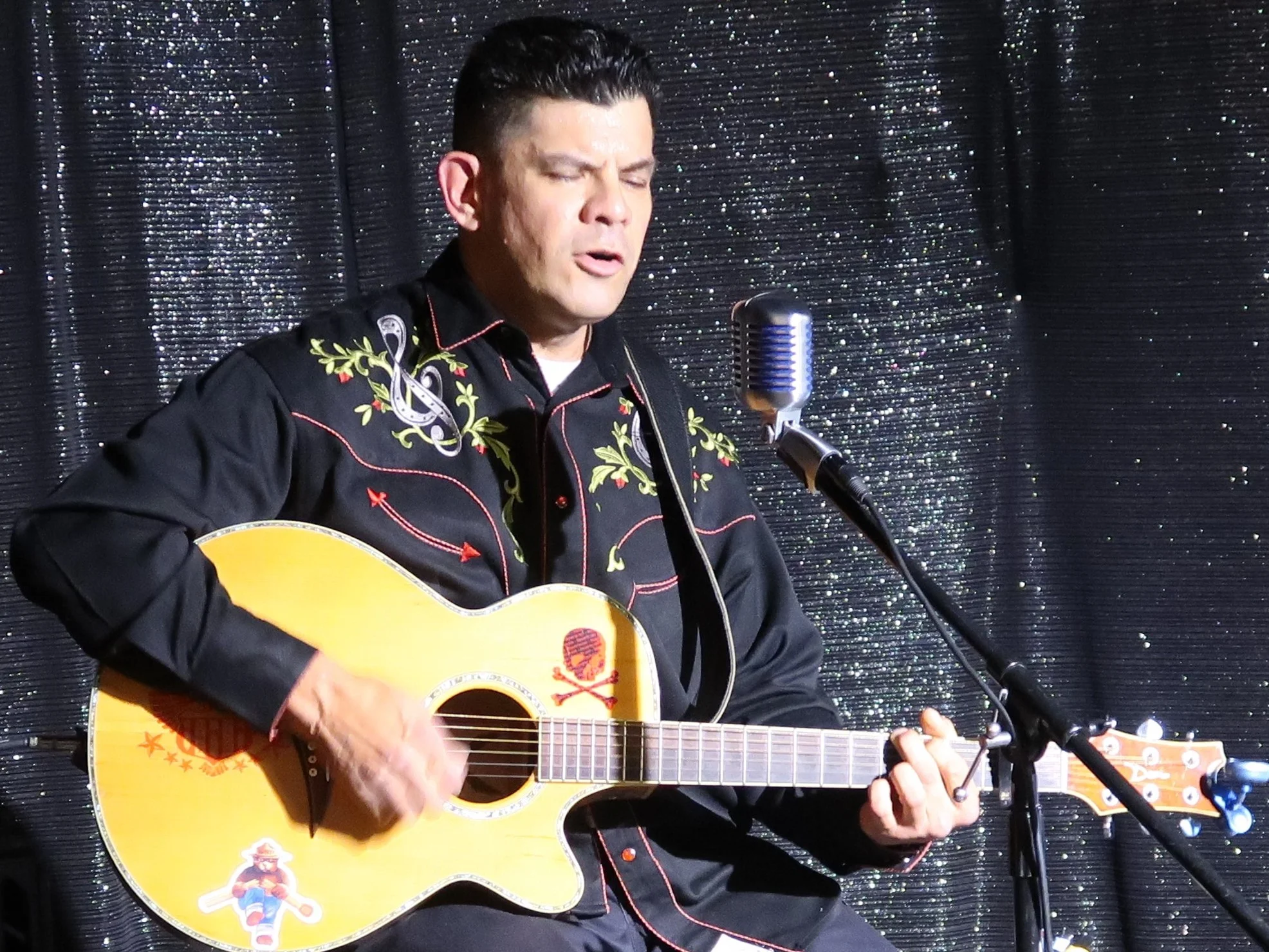 02MichaelSings2-4x3.jpg