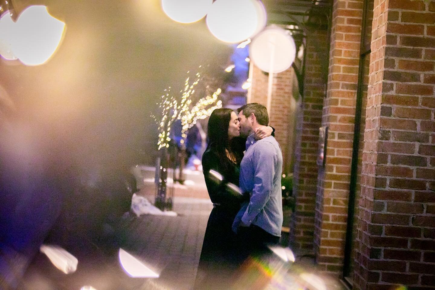 Evening kiss in 20&deg; weather? If the couple is up for it, I will take it. Cheers to these troopers!
&bull;
&bull;
&bull;

#idahoelopementphotographer #idahoweddingphotographer #testshoot #snow #letsdothis #theknot #snowday #winterwonderland