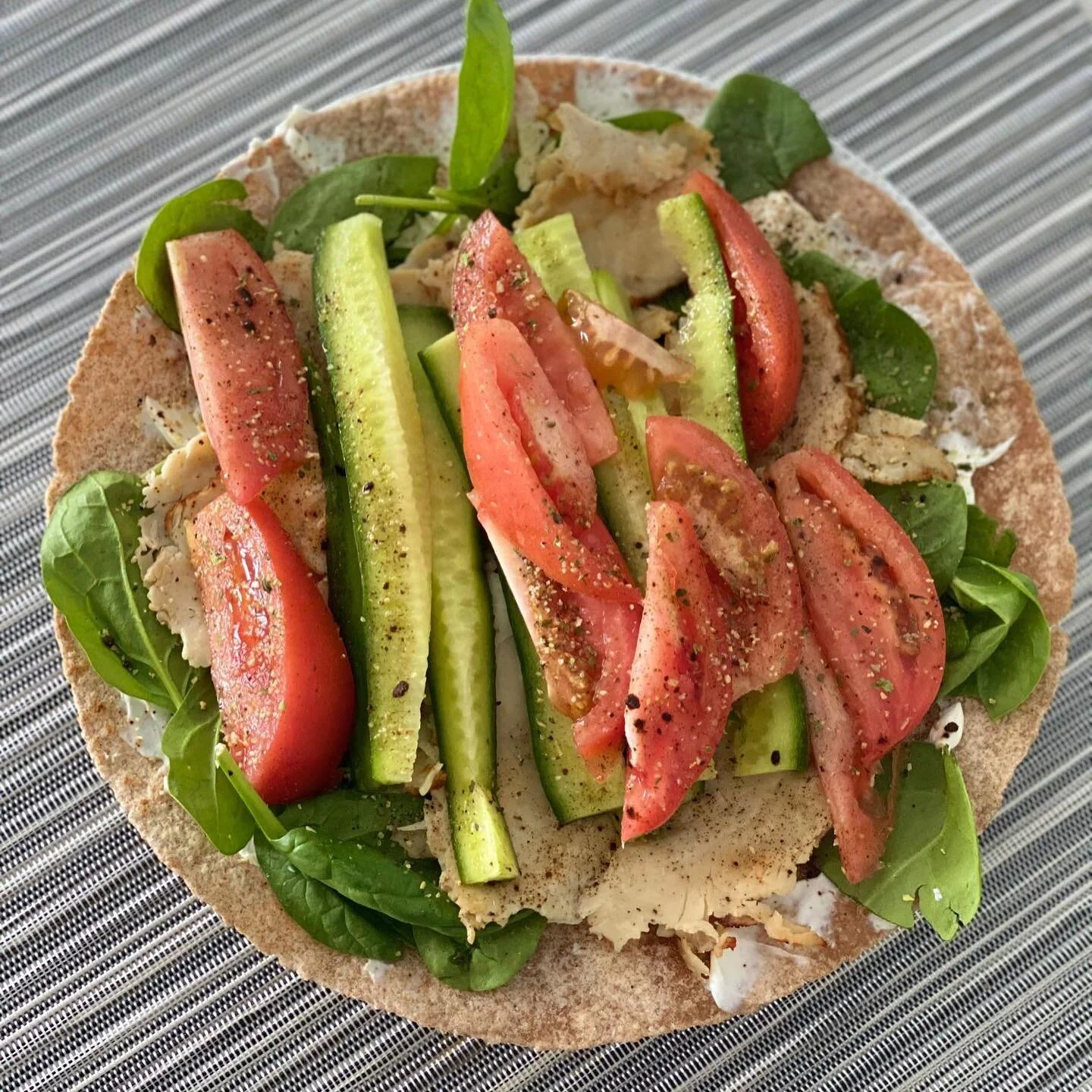 ⁣One of my favorite recipes for lunch. Filling, fast to make, low in calories and nutritious 💁🏽&zwj;♀️⠀
⠀
Low calorie Wrap⠀
⠀
🌟 1 wholegrain wrap⠀
🌟 2 tbsp of hummus or 1 pouch of light tuna and 1 tbsp reduced fat cream cheese⠀
🌟1 tomato, basil,