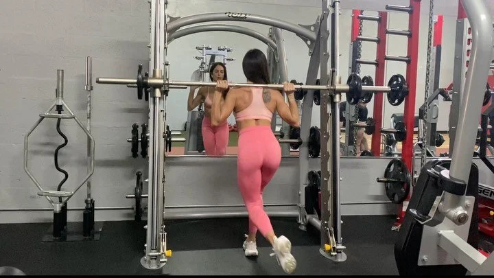⁣J&aacute; falei aqui que a hipertrofia n&atilde;o acontece do dia para noite. O ganho de massa magra leva tempo e um programa de exerc&iacute;cios espec&iacute;fico que leva em considera&ccedil;&atilde;o vari&aacute;veis que envolvem n&uacute;mero d