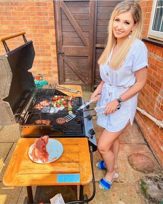 The beautiful @amyhartxo wearing the riveria slide..... what a beautiful day for a BBQ 🍖 🍔
