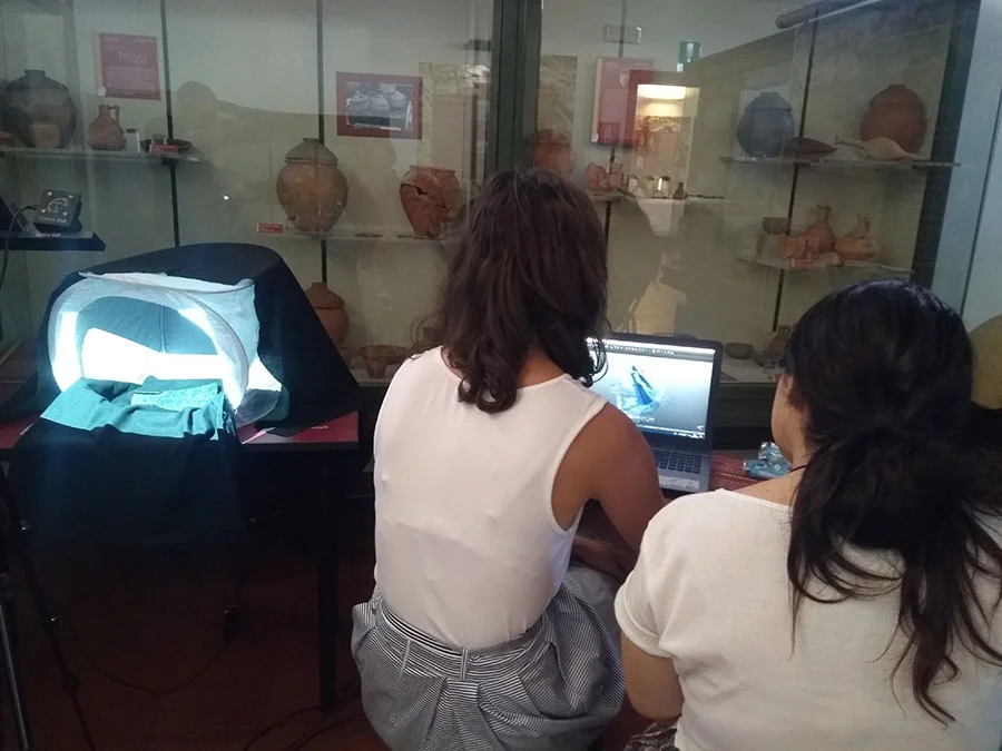 Alcuni stidenti del corso Makars Summer School impegnati nella scansione 3D dell’ascia in ferro.