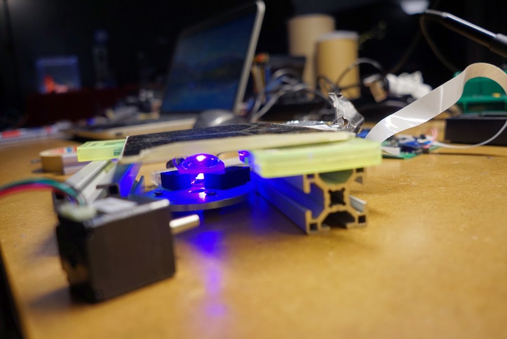 Prototipo di una striscia mobile di LED UV a scansionare lo schermo LCD