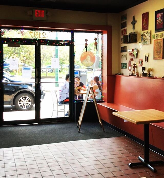 Outdoor seating at our #Brighton location!!! Have you checked it out yet? 
#outdoorseating #outdooreating #brightoneats #mexicanfood #foodie #bostonrestaurants #bostoneats #bostoncollegeeats #bcfood #elpelontaqueria