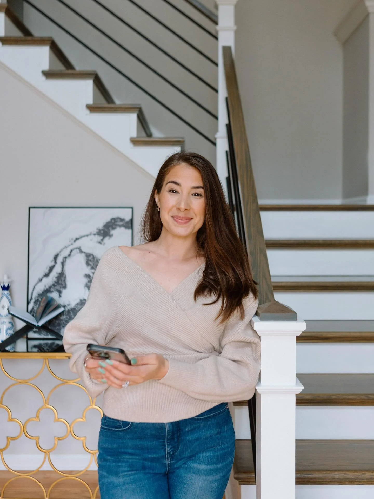 April sessions are underway☔️ this session originally was intended to be indoors with natural window light, but due to the overcast, we mostly shot outdoors instead. I loved how these turns out! 🥰 can&rsquo;t wait to share more.

April is fully book