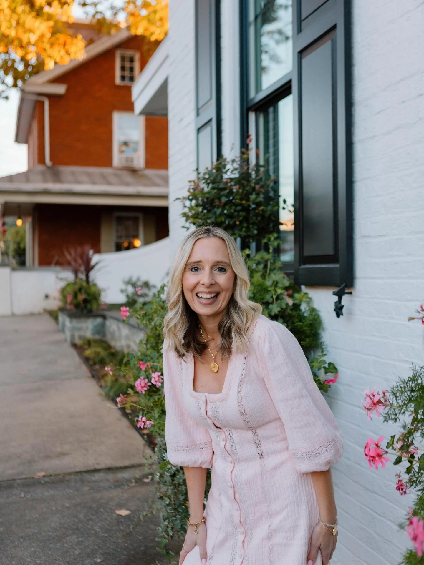 All of my clients are just like you: entrepreneurs, creatives, realtors, and small business owners who want photos that feel like them. 

I never expect you to show up with experience being in front of a camera.
I guide every session with natural, re