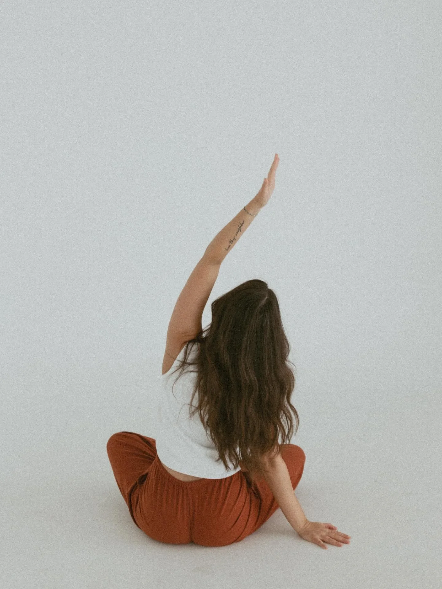 logging off 🤍 I am soon heading off to a yoga retreat at the beach &amp; I am looking forward to a few days to unplug 💫🌊 will return DMs &amp; emails next week 🙂