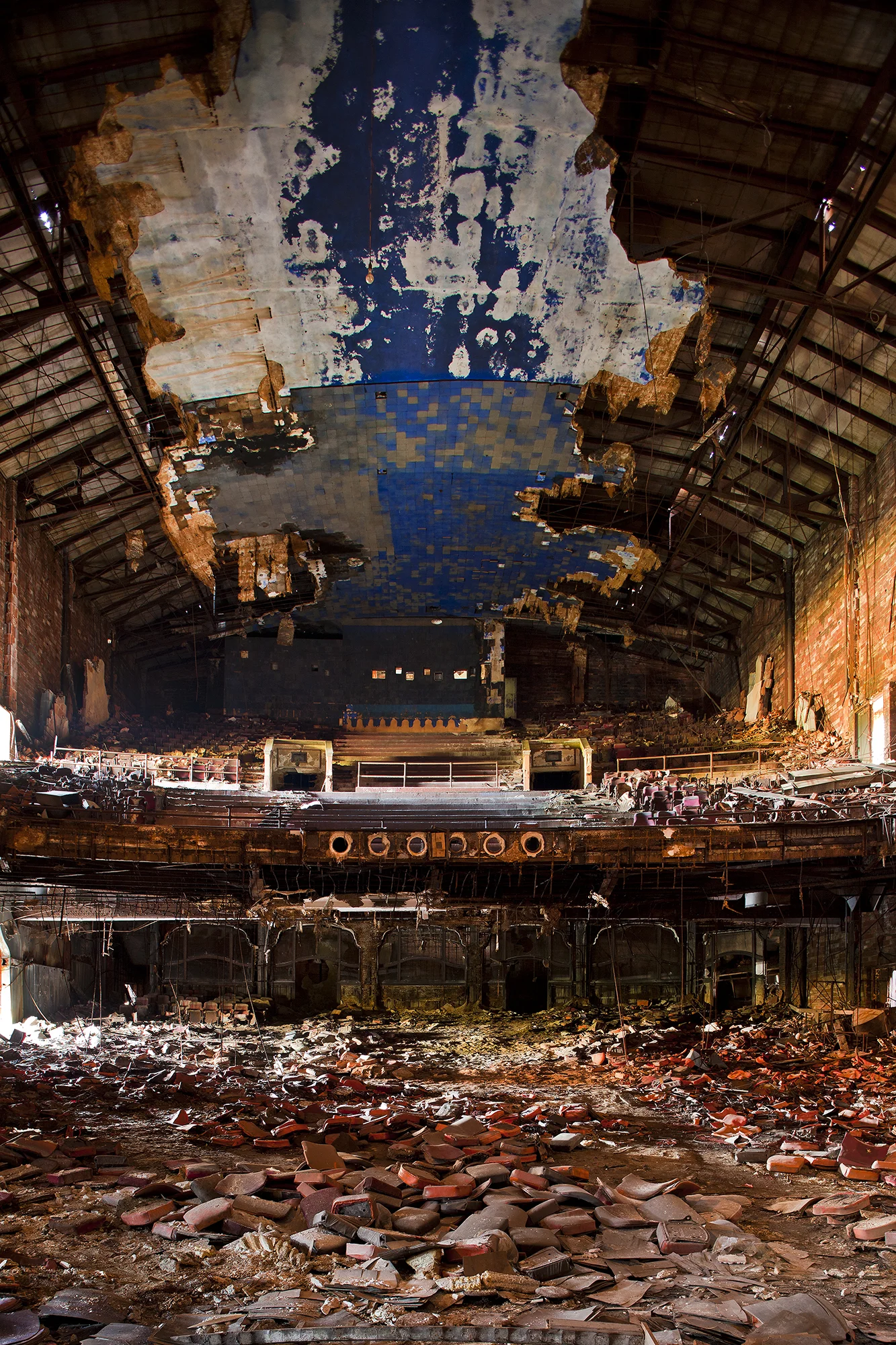 nic-lehoux_dystopia-project-14_palace-theater_002.jpg