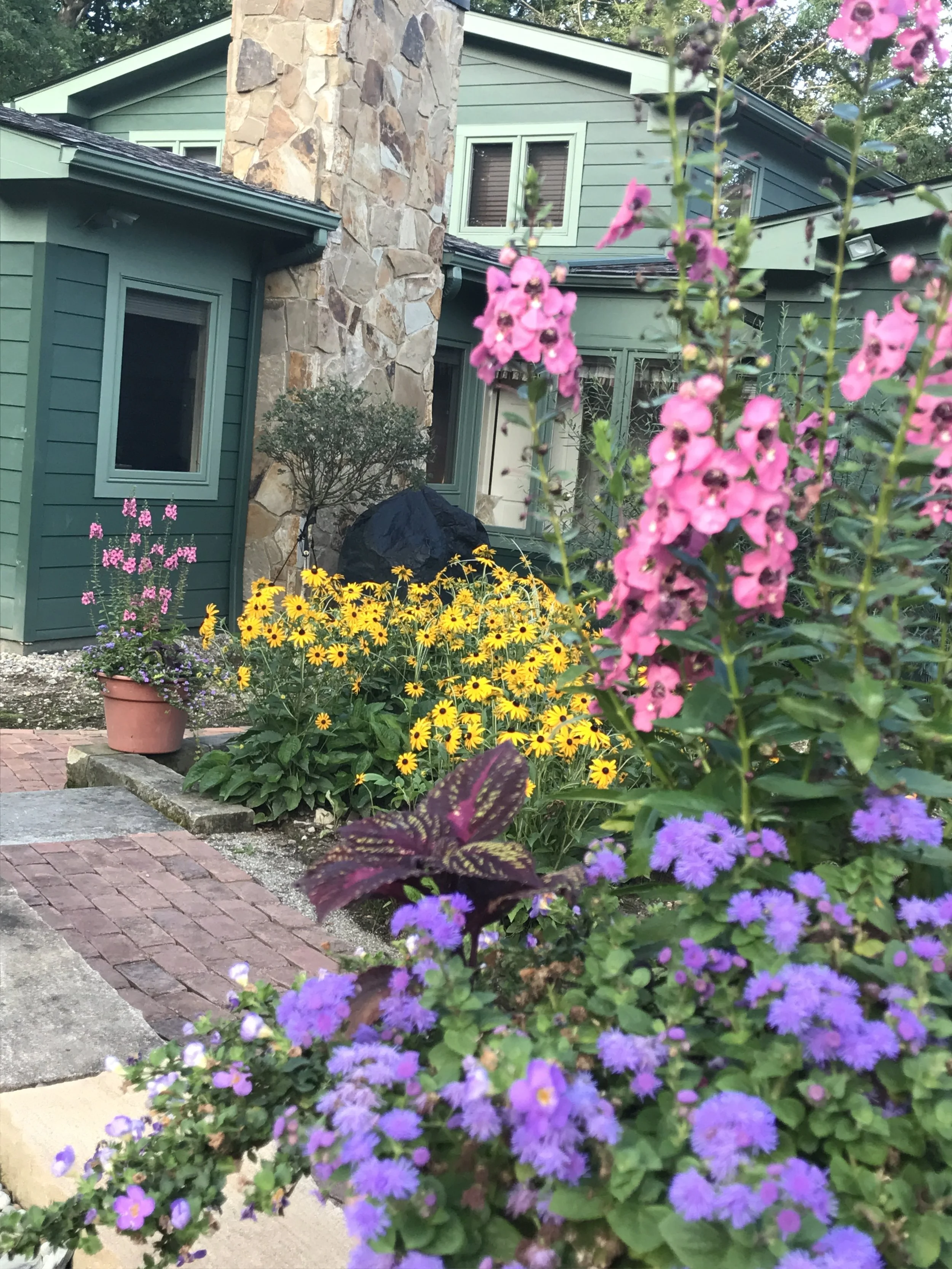 4 Landscaping Ideas for Making Your Pepper Pike, OH, Small Yard Look Bigger