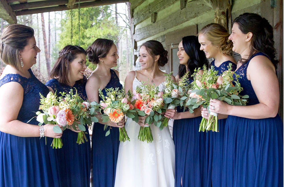 Spring Garden Wedding In Coral And Royal Blue Tones Inspiration And Advice To Plan The Perfect Wedding