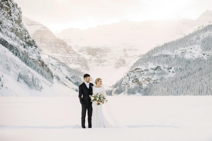 winter_wedding_fairmont_chateau_lake_louise_032.jpg