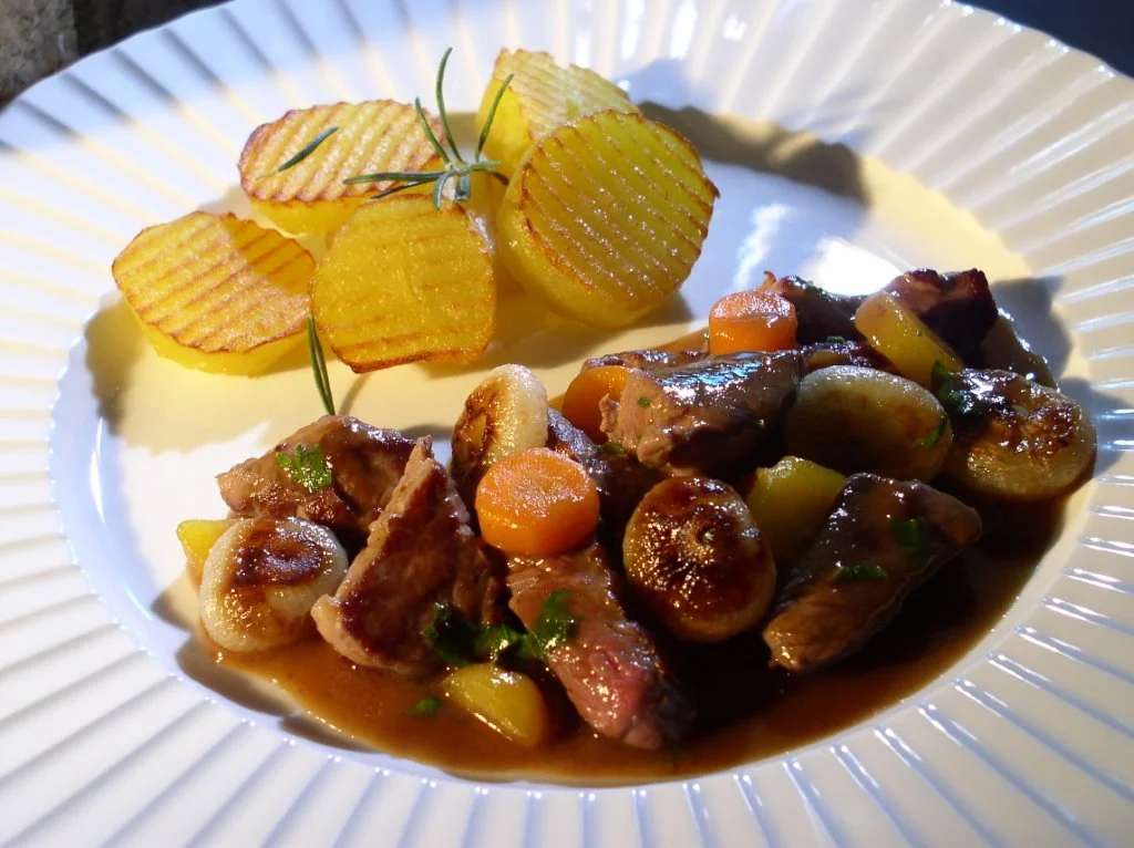 Ragout vom Lammschlögel (Navarin) mit Zwiebeln und Karotten