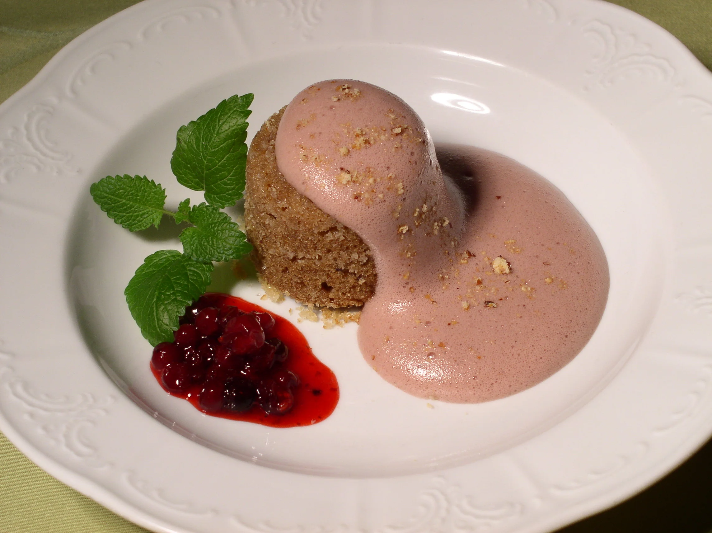 Schwarzbrotpudding mit Rotweinschaum