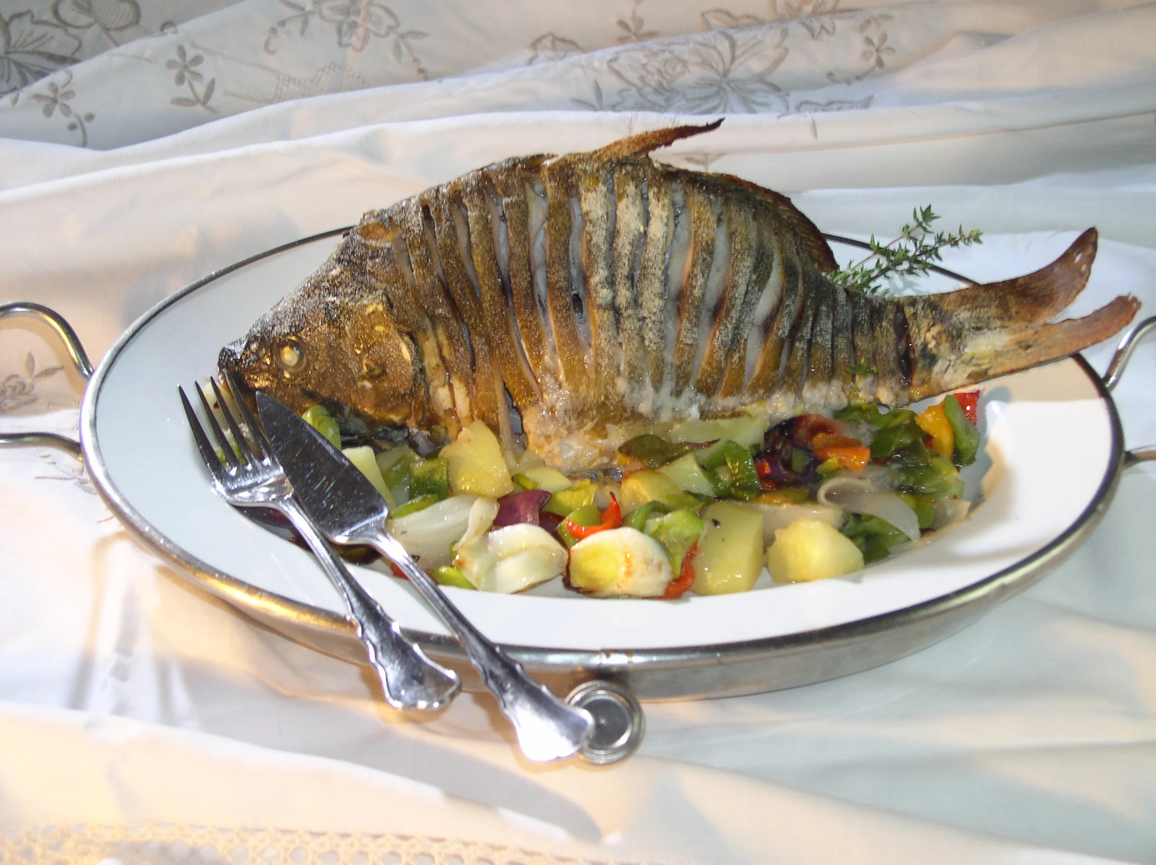 Karpfen im Ganzen gebraten