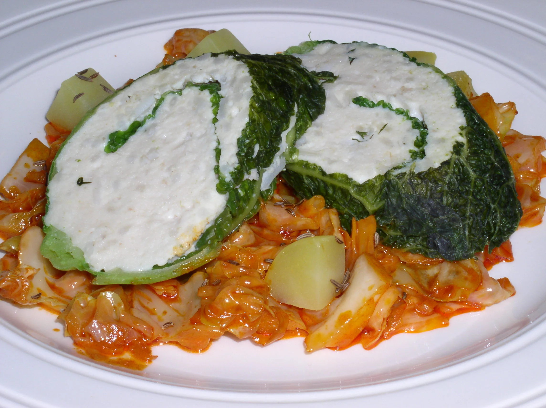 Räucherforellen-Kohlroulade auf Paprikakraut mit Erdäpfeln