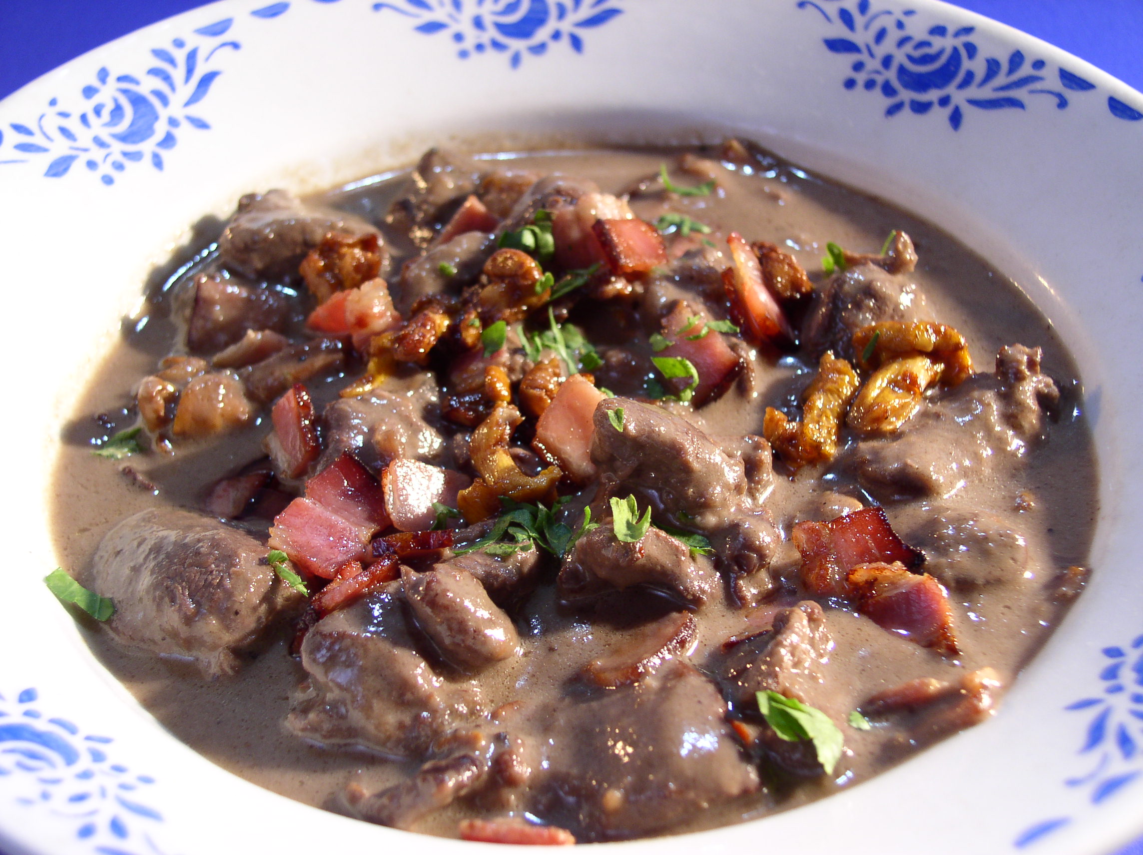 Hirschragout mit Speck und Eierschwammerln