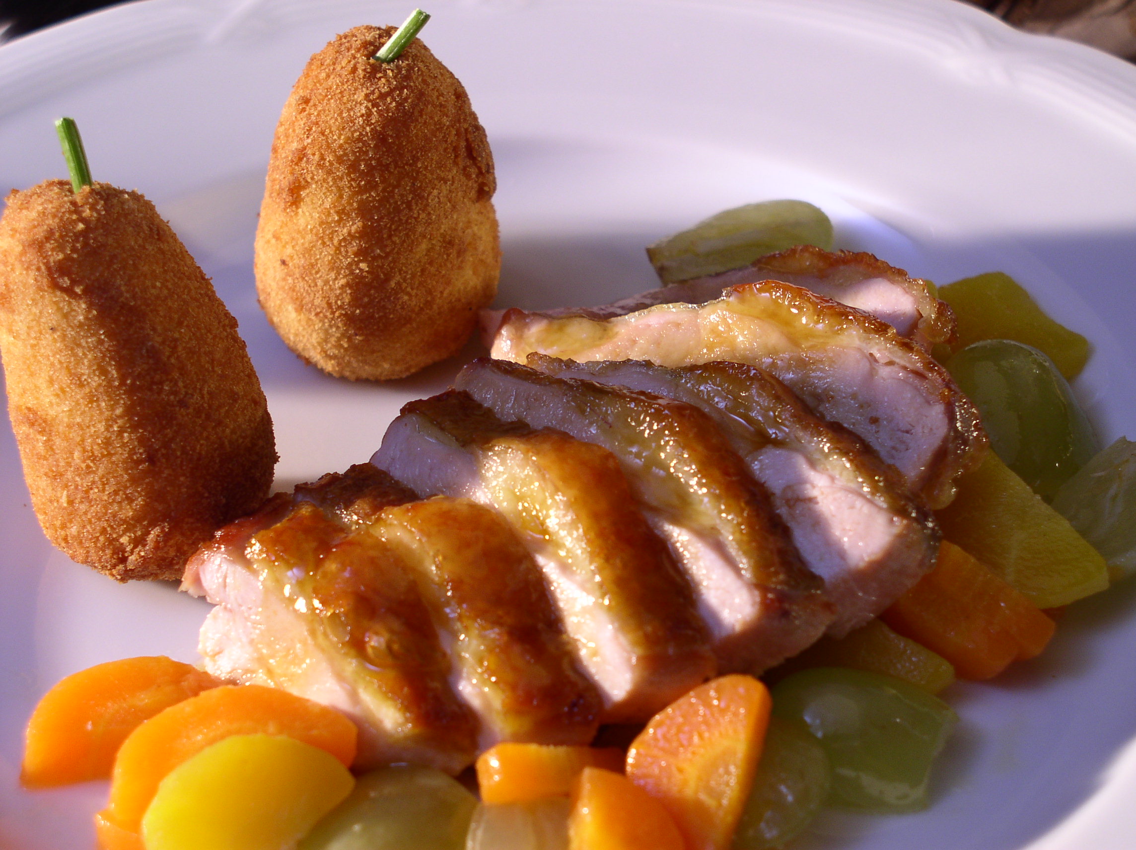 Wildenten - oder Barbarieentenbrust auf Karotten und Trauben