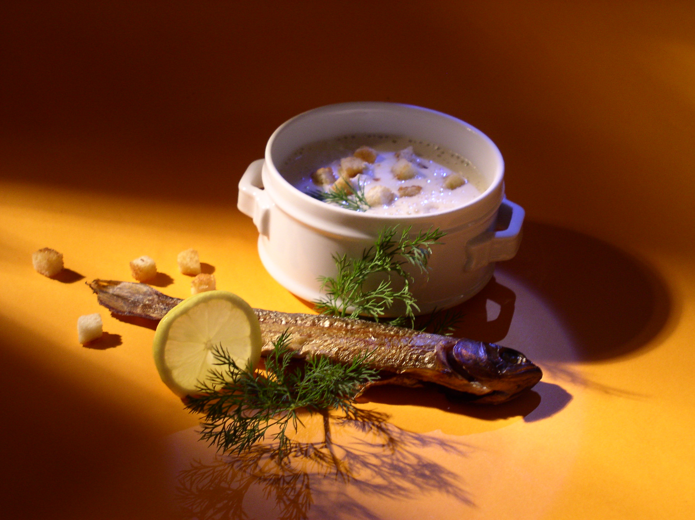 Räucherforellensuppe mit Knoblauchbrotwürfel