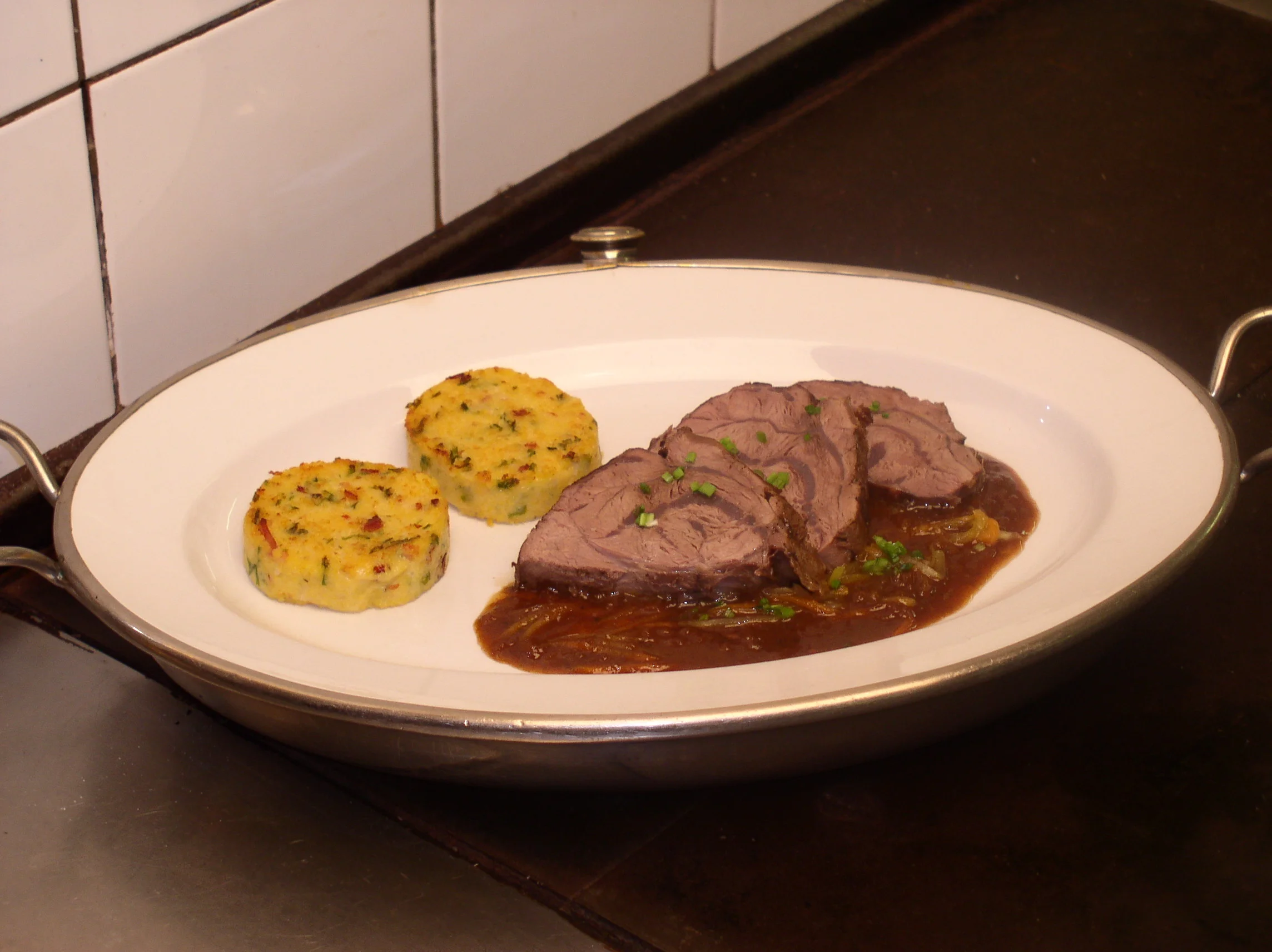 Styria-Beef Haxe in Rotwein und Zwiebeln geschmort