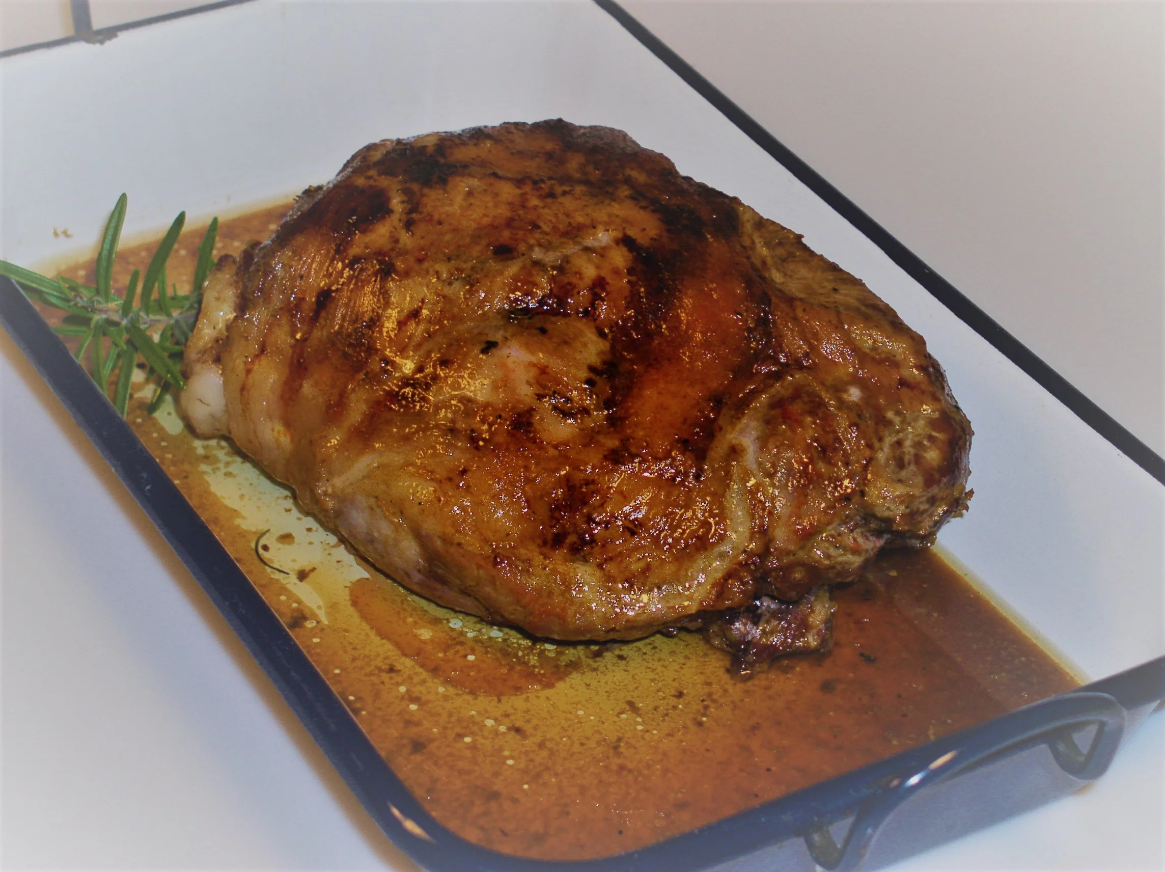 Lammschulter  oder Schlögl im Ganzen gebraten