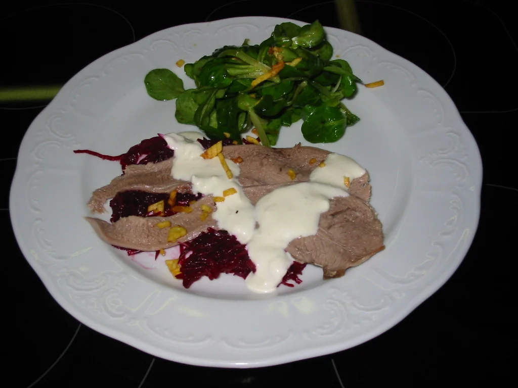 Kalbszüngerl mit Krensauce auf roten Rüben und Vogersalat