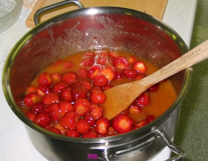 Erdbeermarmelade mit Orangensaft und Honig
