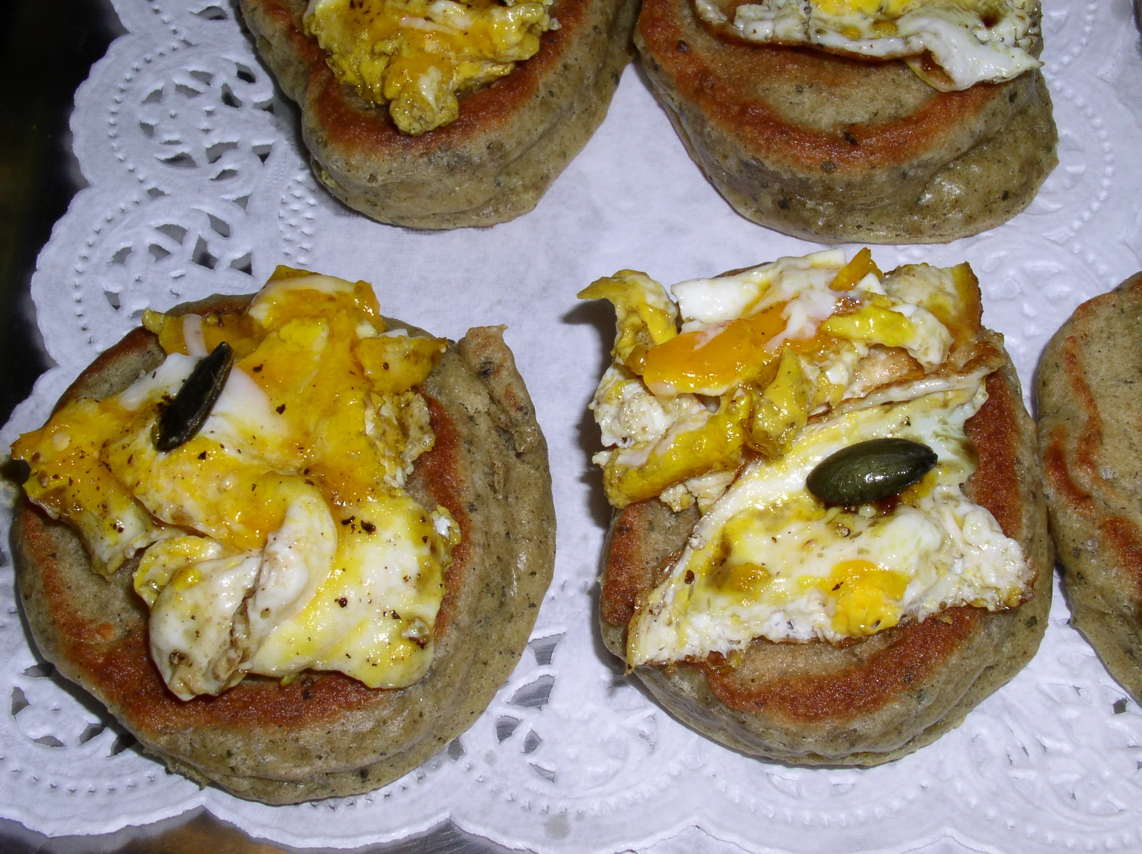 Kürbiskerndalken (Blinis) mit Kernöl-Eierspeis