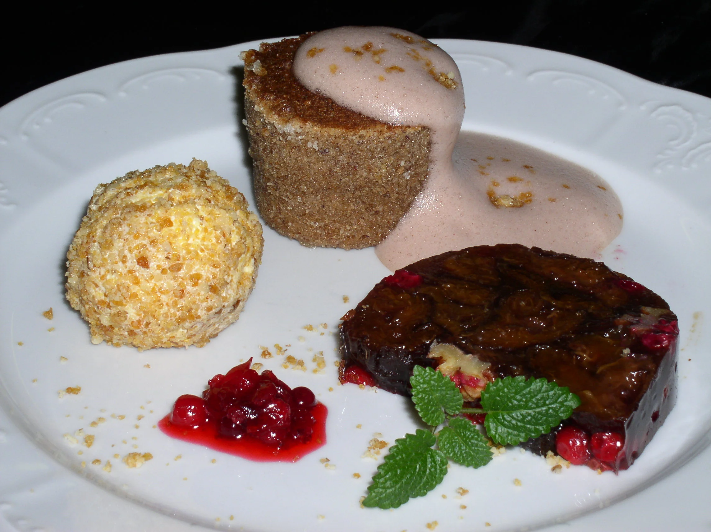 Dörrzwetschkensulz mit Schwarzbrotpudding, dazu Glühweinschaum