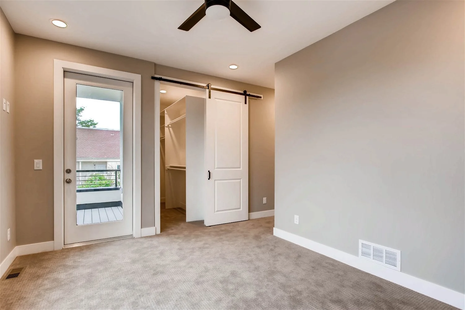 5632 S Sycamore St - Web Quality - 015 - 17 3rd Floor Master Bedroom.jpg