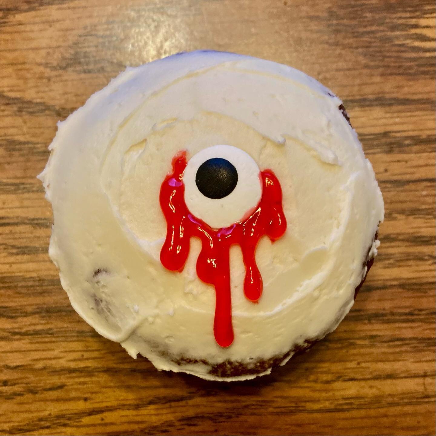 Another year around the sun deserves a batch of eerie eyeball cupcakes. I couldn&rsquo;t pass up the chance when I saw these candy eyes at the store. #birthdaycreepies #thirtytwonevertastedsogood #hereslookingatyou