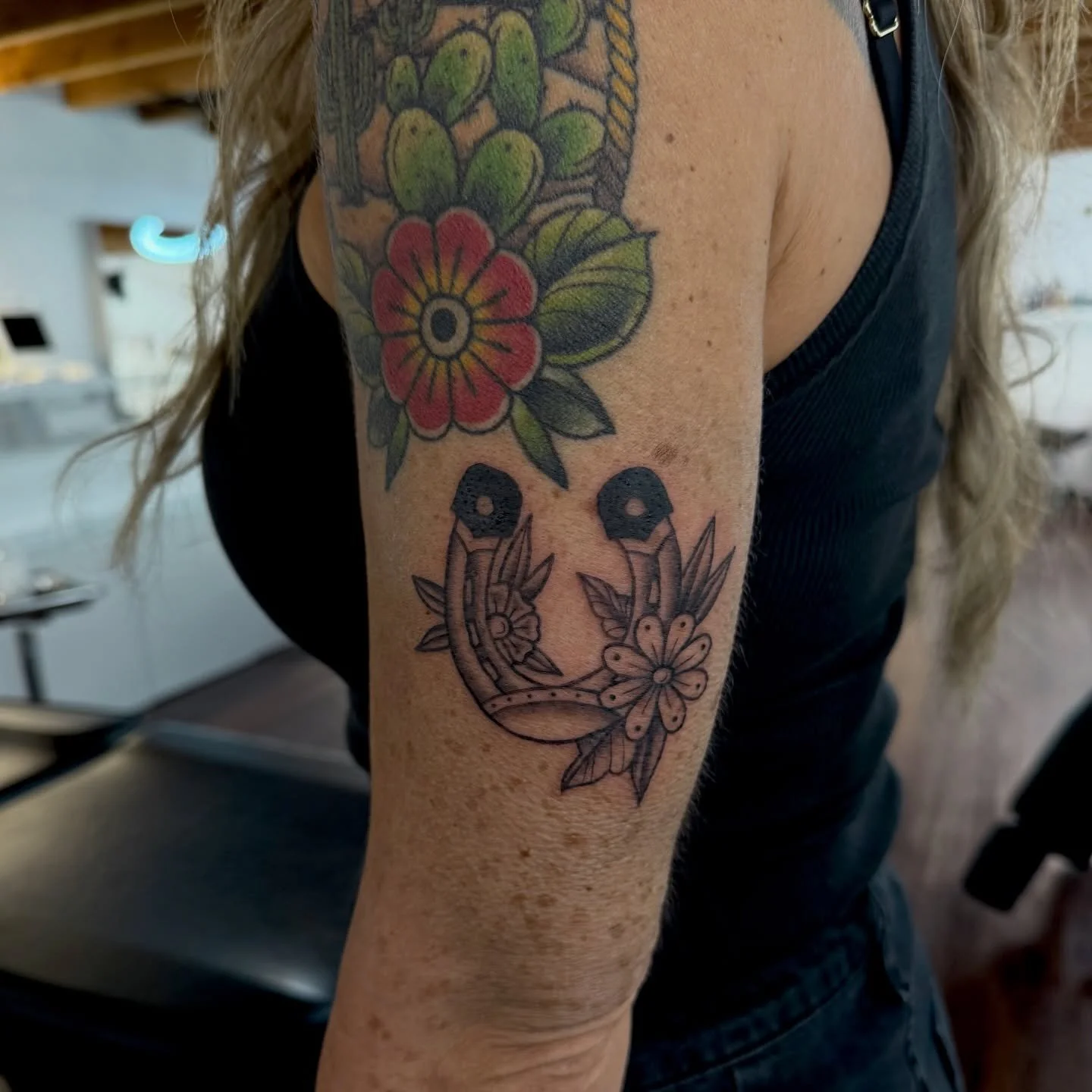 Horseshoe from today 🐎 can&rsquo;t figure out how to work my anti glare lens but here you go anyway! Swipe for a surprise 

#americantraditionaltattoo #horseshoetattoo #traditionaltattoo #blacktattoo #fyp