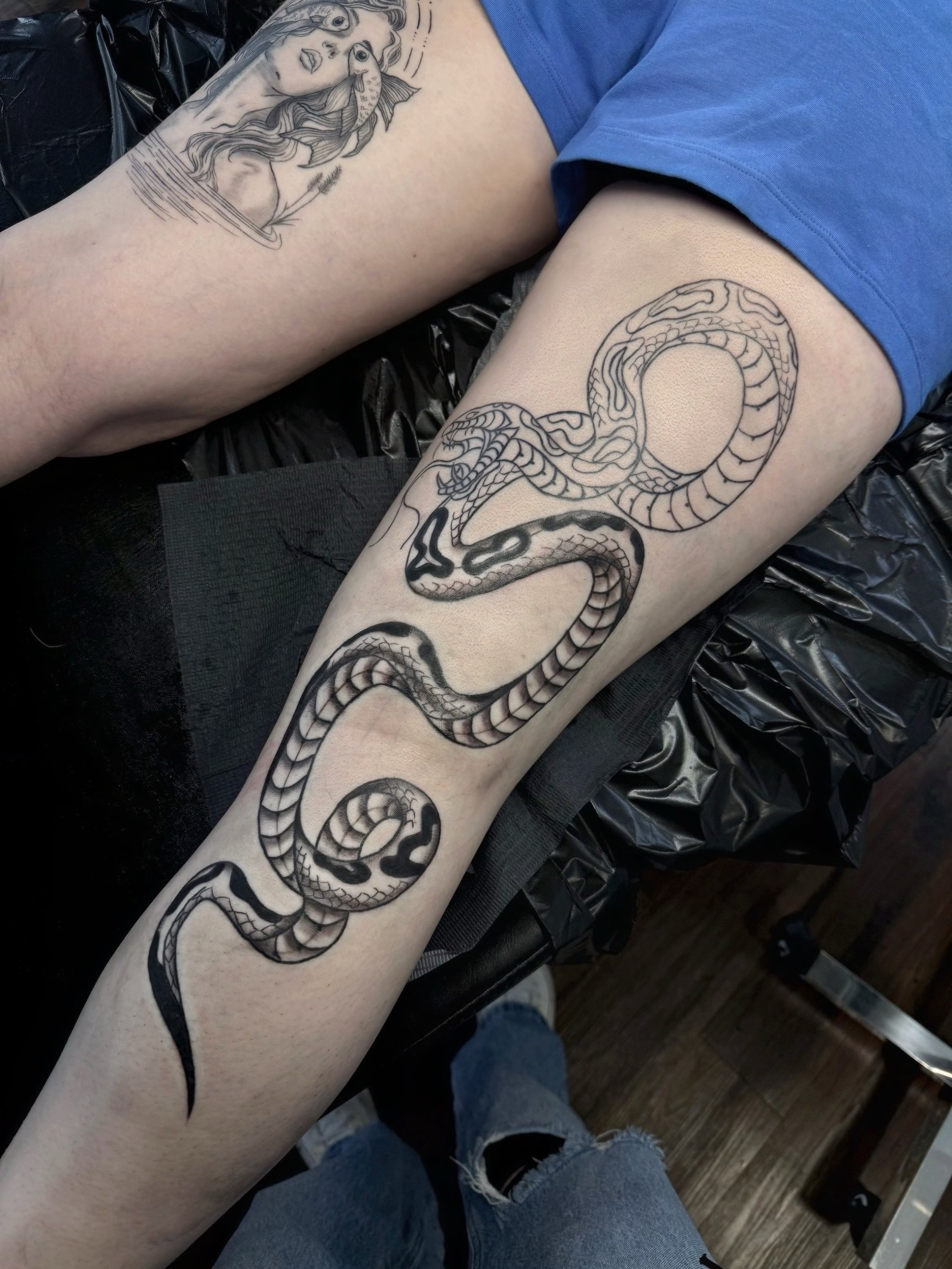 More progress on this snake today 🙏🏻 one more session to go!

#snaketattoo #legtattoo #fulllegtattoo