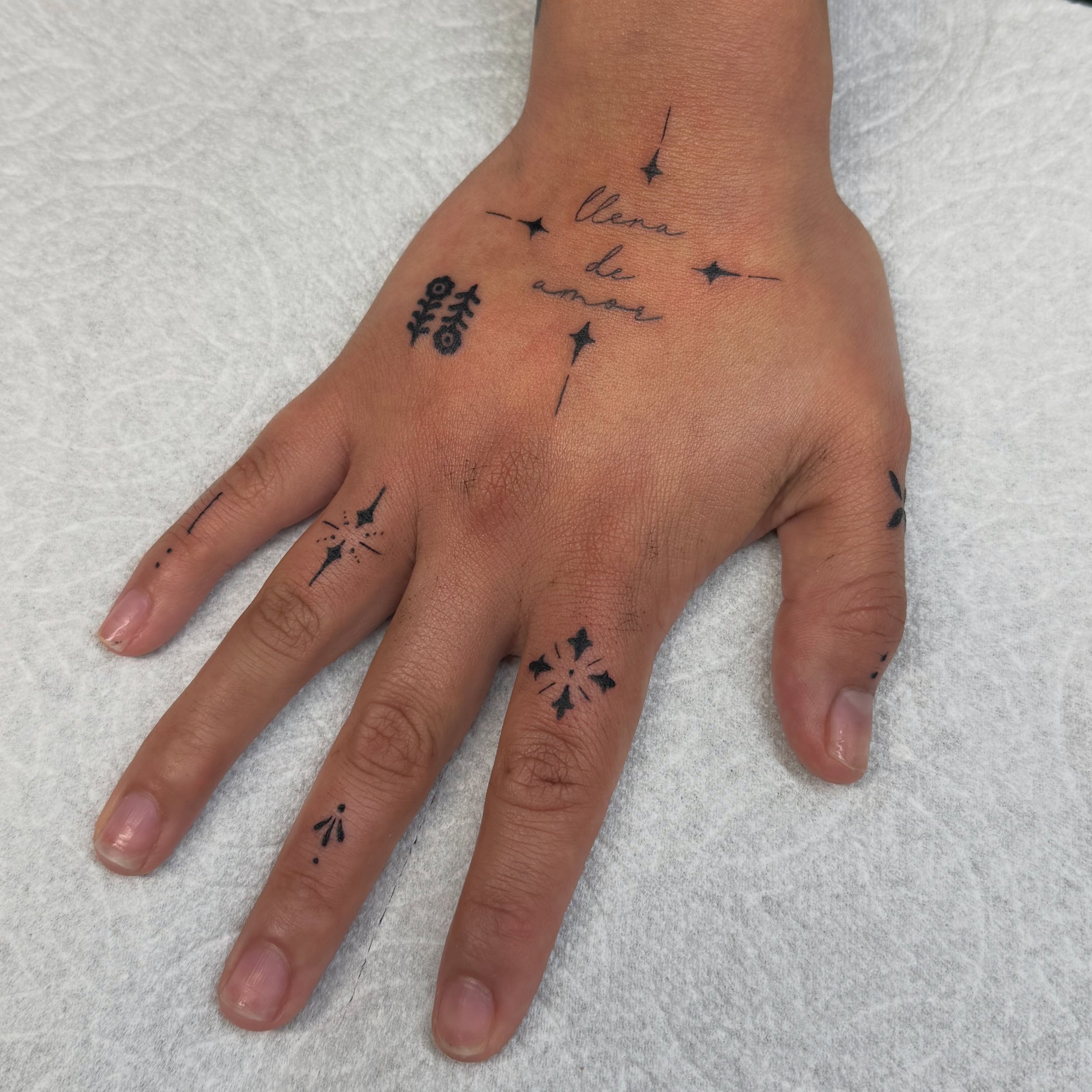 Ornamental finger and hand tattoo session - we got to freestyle this together and it was so fun ❤️ DM me for inquiries!

#fingertattoos #handtattoo #pdxtattoo