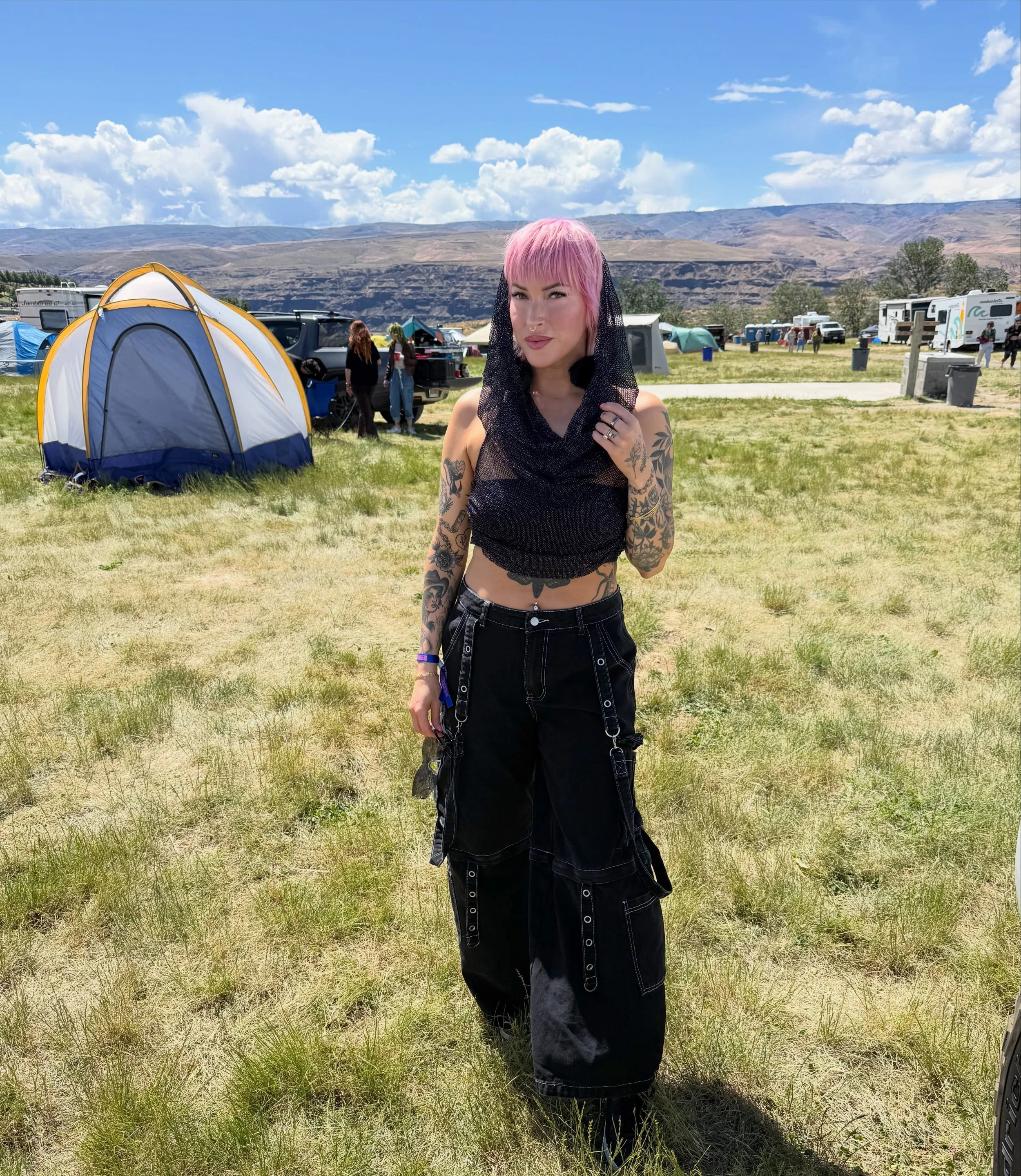 Out of office this weekend seeing my favorite band @rufusdusol at @gorgeamphitheatre 

Thanks to @shade.sunlesstans for my gorg tan and @heather.vividhair for my pink hair, which are the only two accessories I really need ✨

#rufusdusol #gorgeamphith