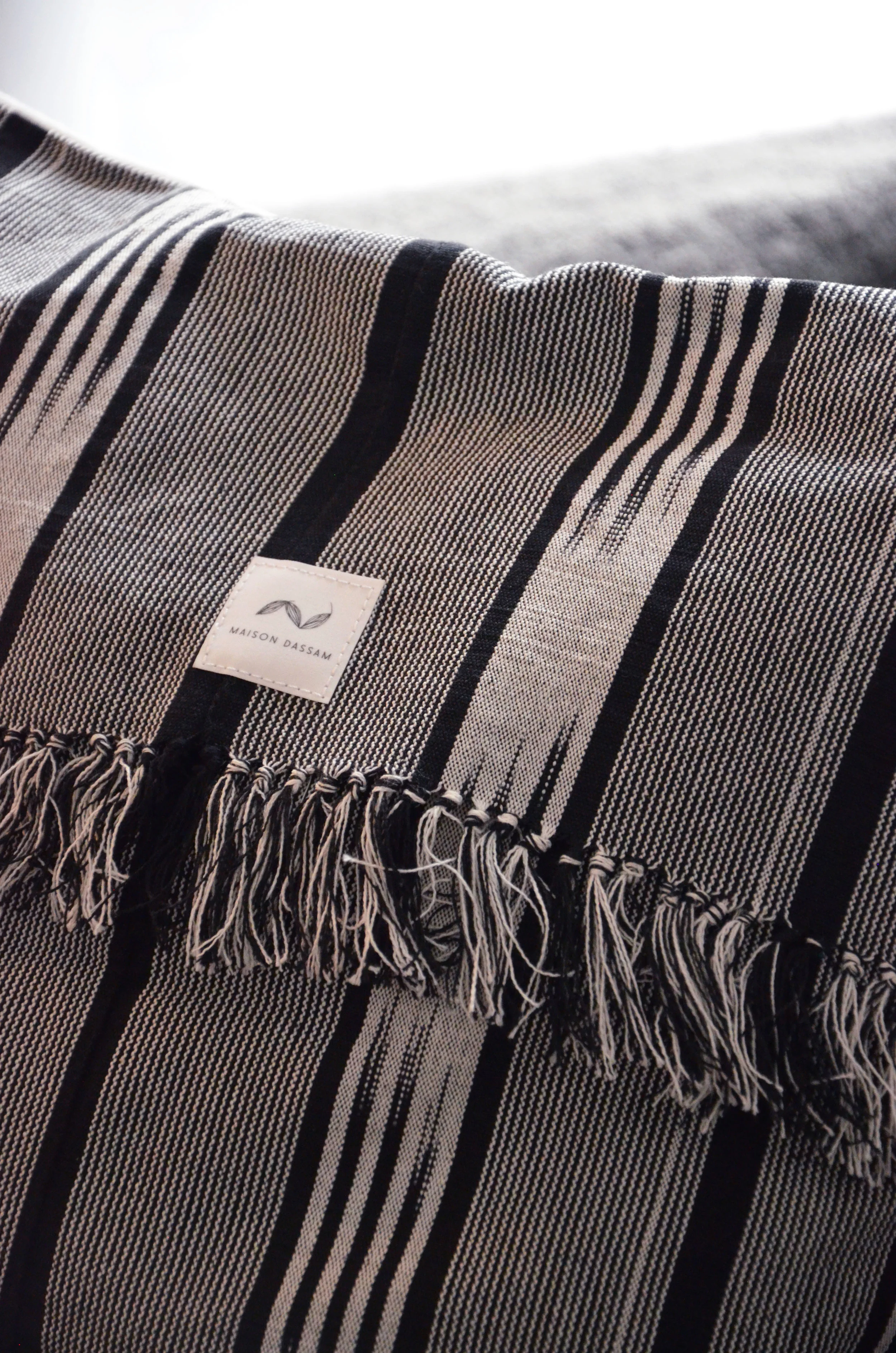 coussin à rayures noir et gris franges coton
