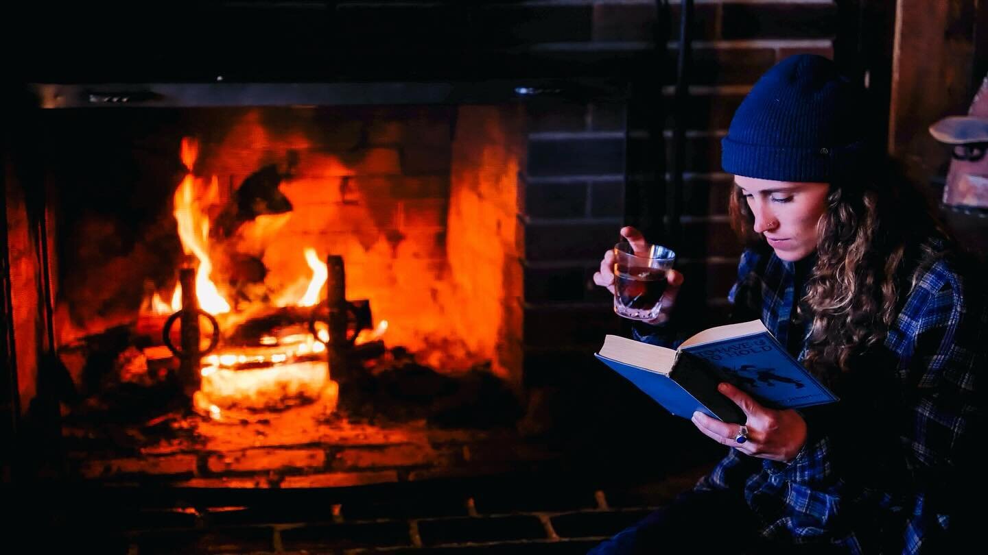 Reading&hellip;with a black manhattan&hellip;next to a fire&hellip;..this is where we always want to be&hellip;.🔥💛💛💛
#bigfoodbiglove 📸 by @__jakestein