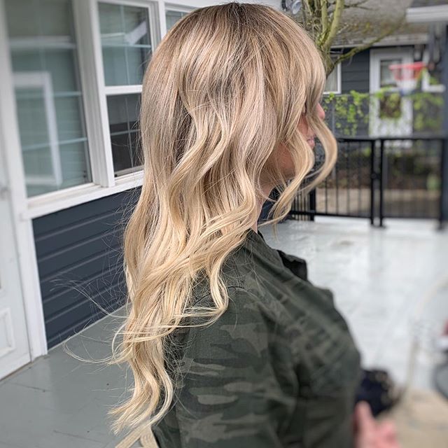 The kind of blonde, you wanna take outside! 🥥
🍦
#btconeshot19_warmbalayage 
@behindthechair_com 🏝
#blondebalayage #balayage #longblondehair #coconutbalayage #warmbalayage #hairpainting #pravana #olaplex #portlandbalayage #babylightsandbalayage #ma
