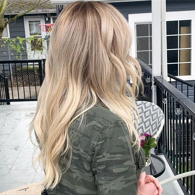 The kind of blonde, you wanna take outside! 🥥
🍦
#btconeshot19_warmbalayage 
@behindthechair_com 🏝
#blondebalayage #balayage #longblondehair #coconutbalayage #warmbalayage #hairpainting #pravana #olaplex #portlandbalayage #babylightsandbalayage #ma