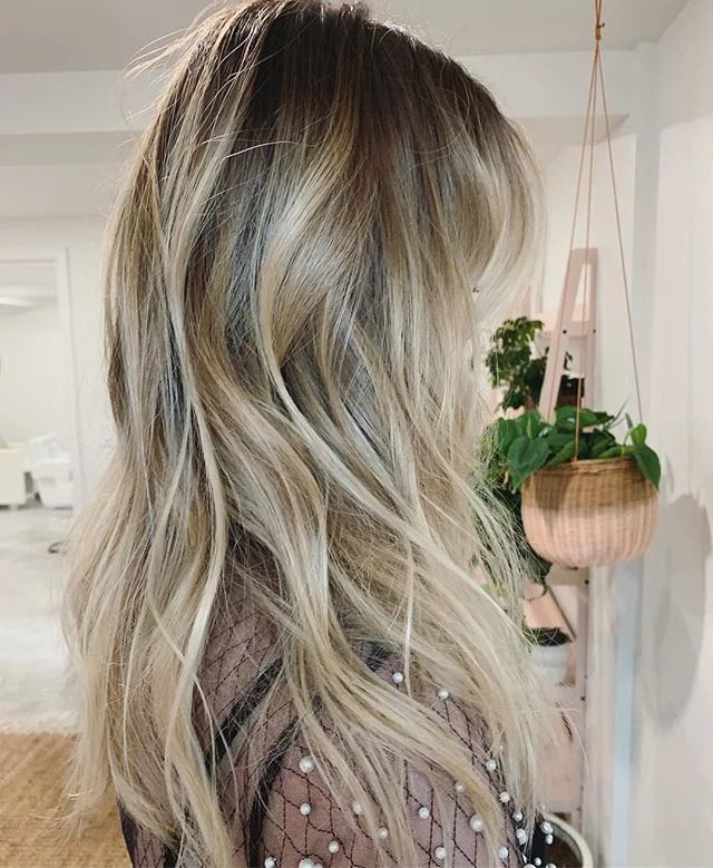 Coconut Balayage 🥥 🌴
.
. #btconeshot19_coolbalayage #btconeshot19_warmbalayage #behindthechair .
.
#mastersofbalayage #babylightsandbalayage #olaplex #beachhair #number4haircare #balayagist #instablonde #coconutbalayage #balayage #hairbykaterina #m