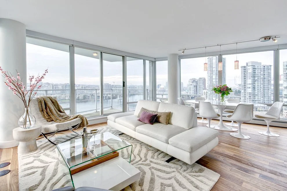 <strong>Living Room</strong><br>200 sq ft