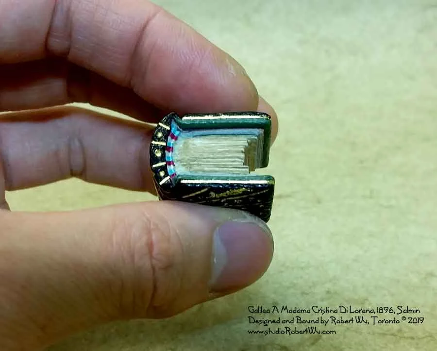 web-book-edge-detail.jpg