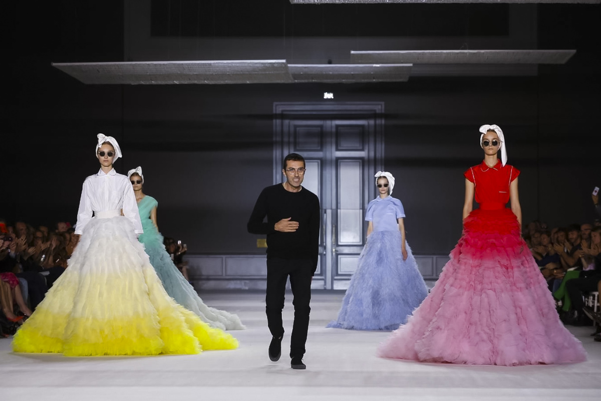 BASHFUL BEAUTY – GIAMBATTISTA VALLI UNVEILS A MODERN PSYCHE