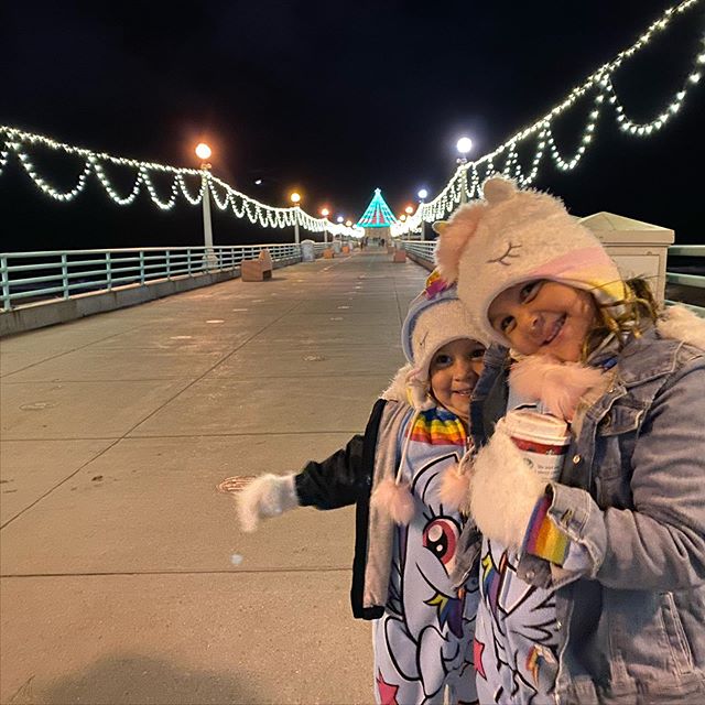 Our beautiful pier is all light up for the holiday.  Robbie, Olive, Lucy and Starbucks...perfect. #meredithpainting #mb #mbpier #manhattanbeach #manhattanbeachpier #pier #holiday