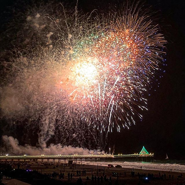 Manhattan beach firework show.  So fun.  #2019 #mb #manhattanbeachpier #manhattanbeach #fireworks #holidayseason #holidaytraditions #meredithpainting #downtownmanhattanbeach #pier #mbpier #manhattanbeachpier